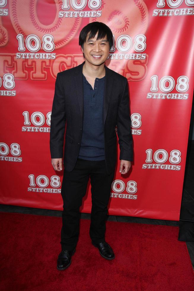 los angeles, 10 september - dat Phan vid världspremiären för 108 stitches på harmony gold den 10 september 2014 i los angeles, ca. foto