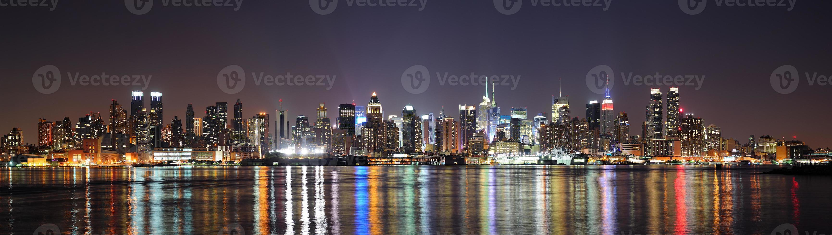 new york city manhattan midtown skyline på natten foto