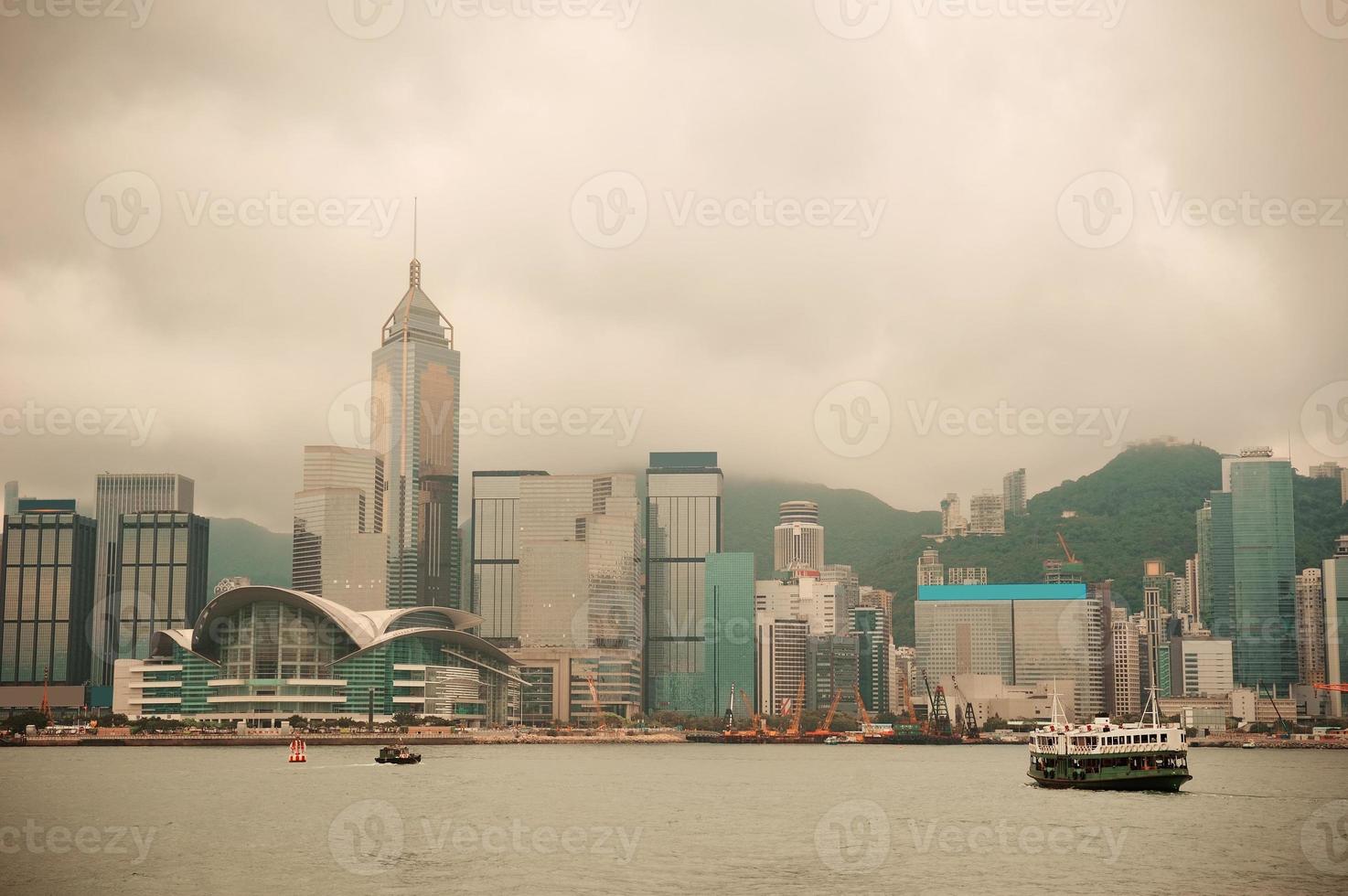 hong kongs skyline med båtar foto