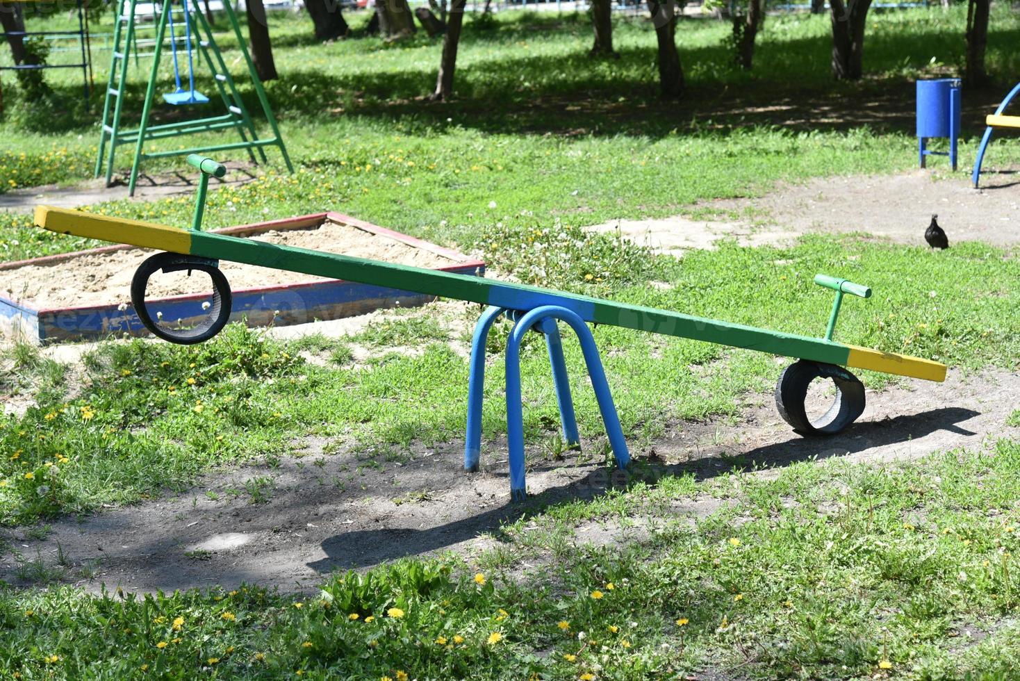 gunga och rutschkana av järn barnkomplex foto