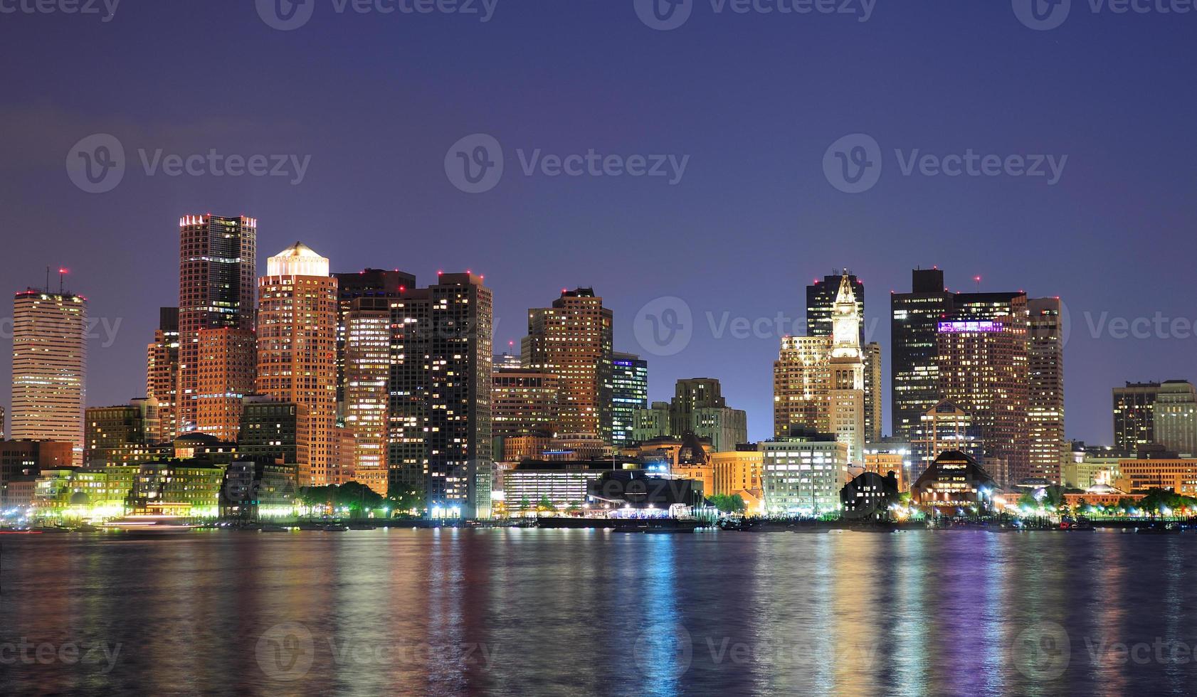 boston downtown panorama i skymningen foto