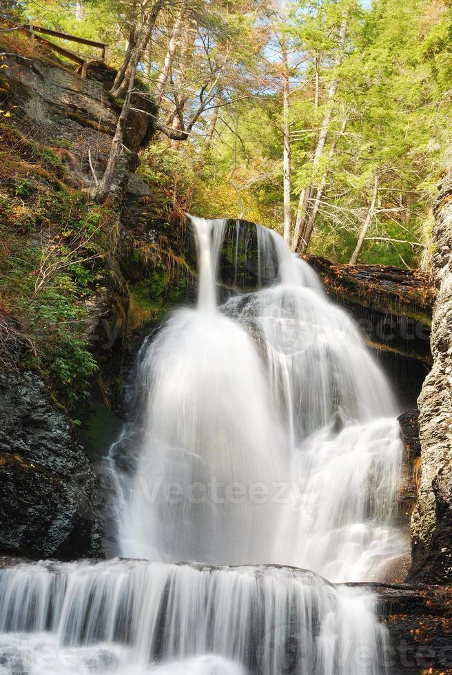 höstvattenfall i berg foto