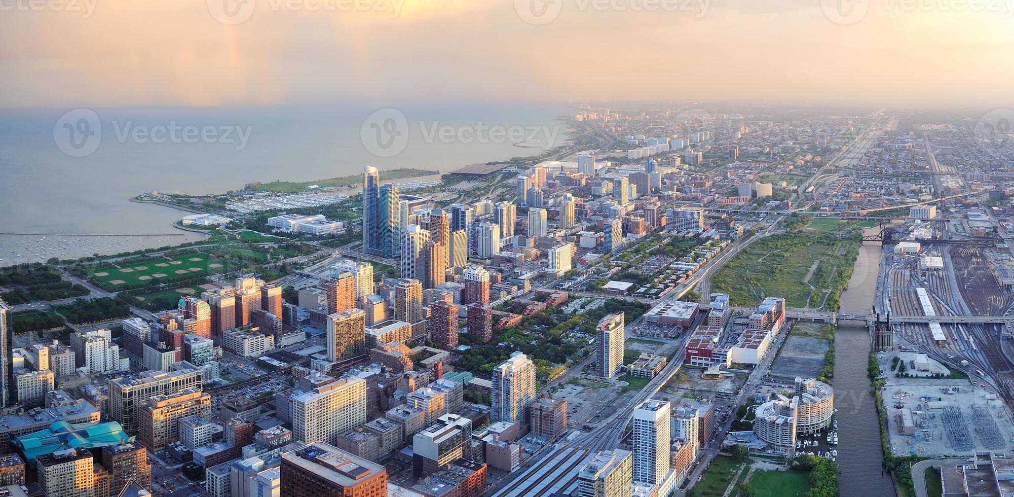 chicago horisont vid solnedgången foto