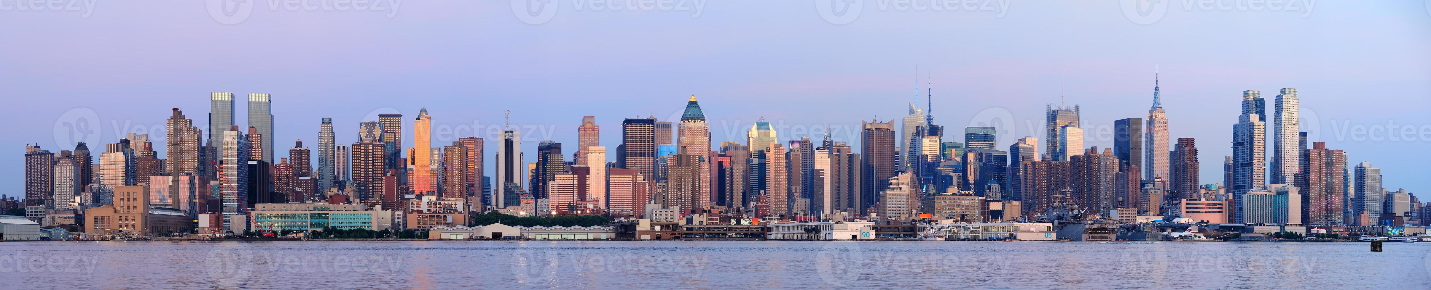 urban city skyline panorama i skymningen foto