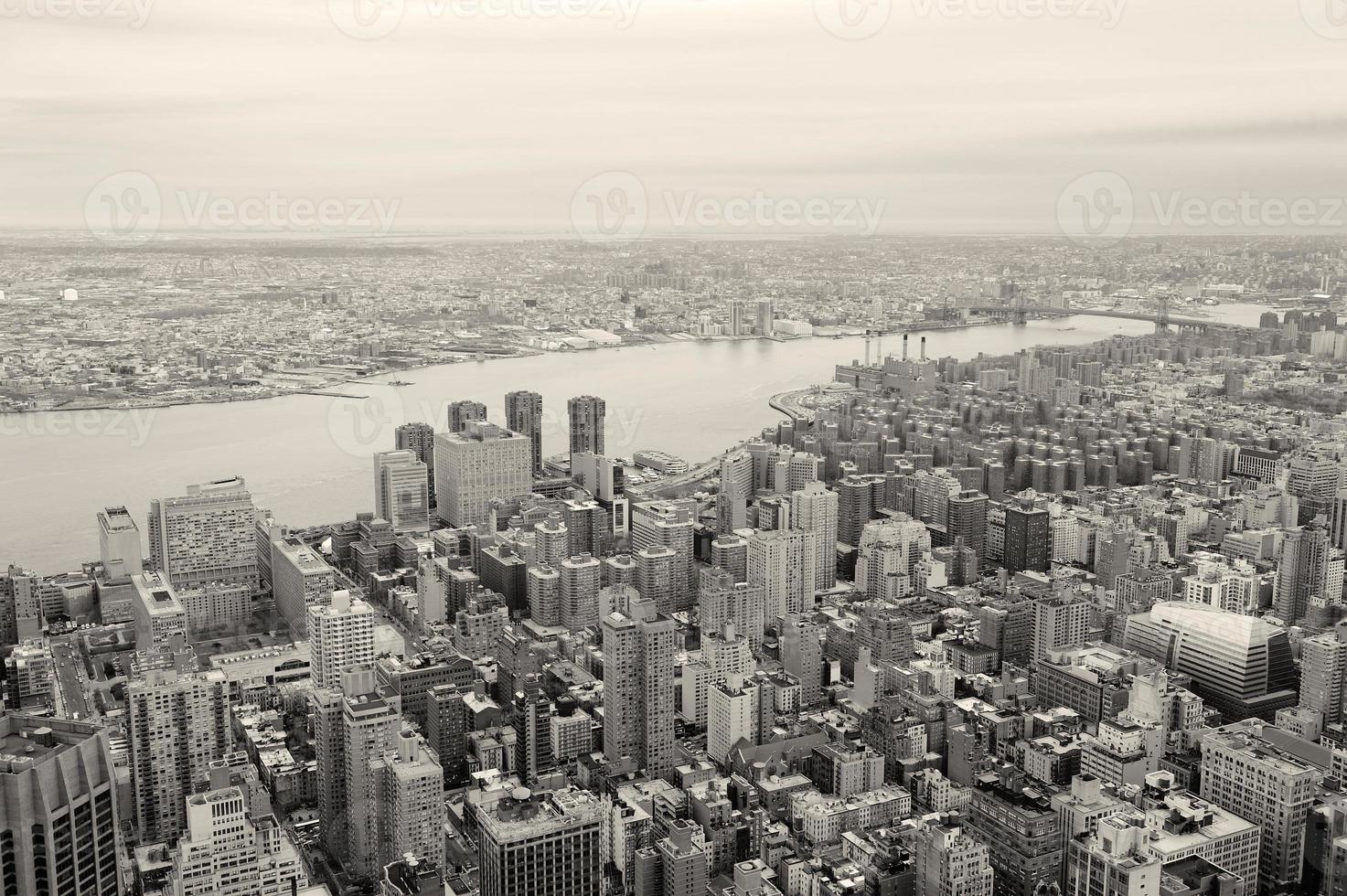 Brooklyn skyline arial vy från new york city manhattan svart och vitt foto