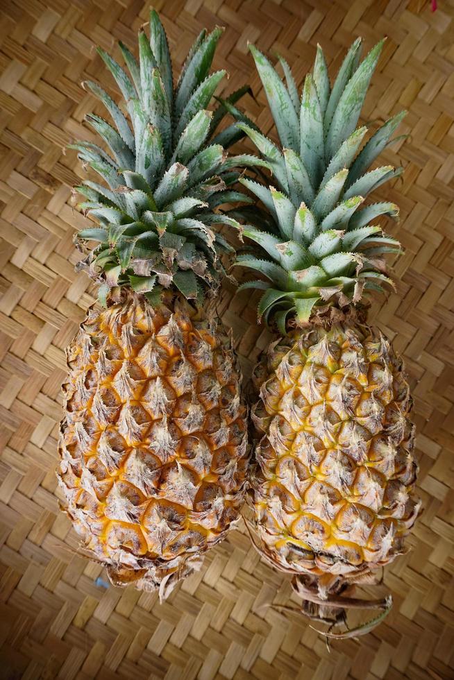 ananasfrukter efter skörd. ananas är tropiska frukter som är rika på vitaminer, enzymer och antioxidanter. de kan hjälpa till att stärka immunförsvaret. gratis foto