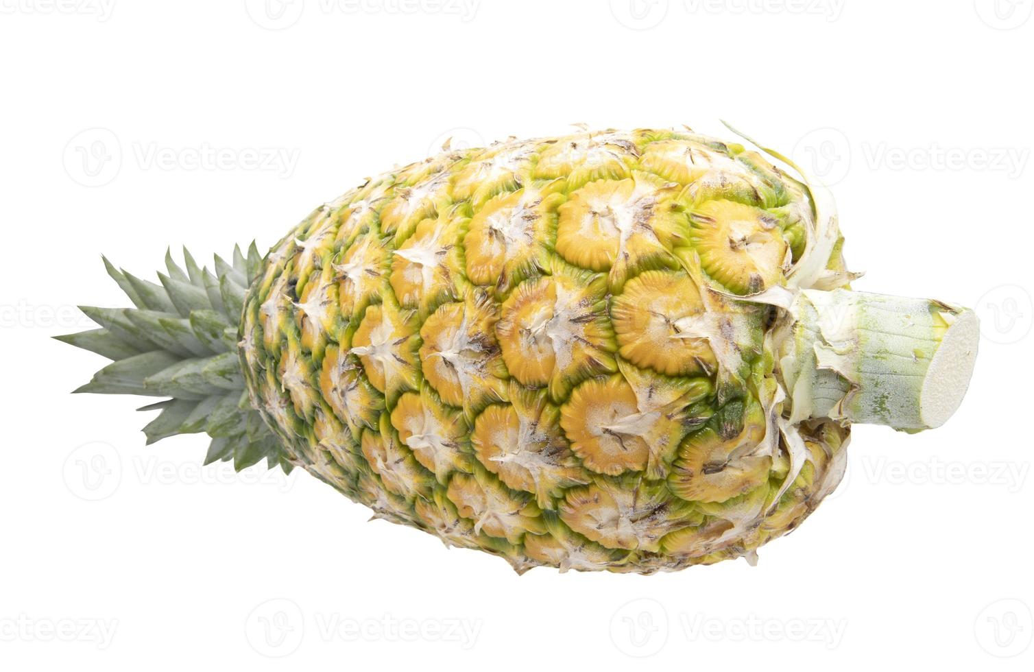 mogen ananas isolerad på vit bakgrund foto