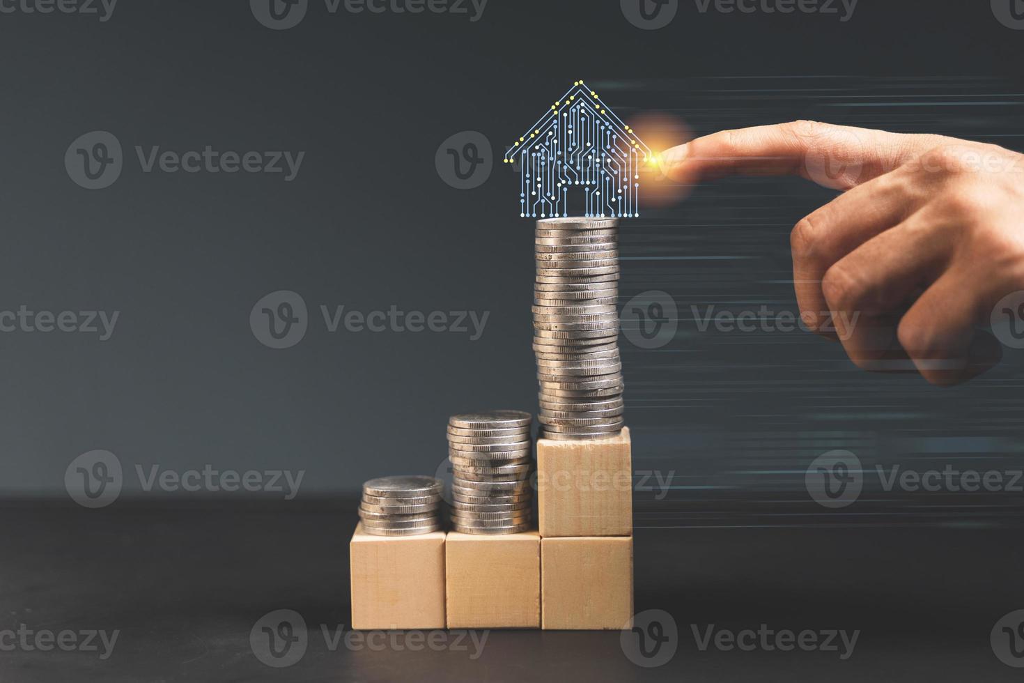 pengar mynt stack växande graf. inteckning koncept av hus med hand foto