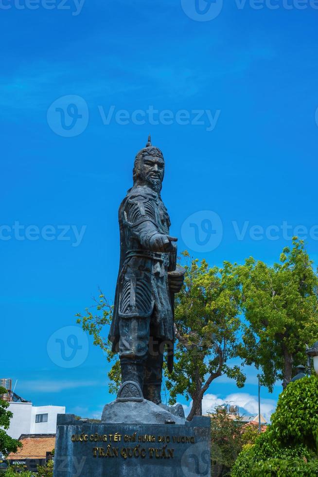 tran hängd dao-staty i staden vung tau i vietnam. monument av den militära ledaren på blå himmel bakgrund foto