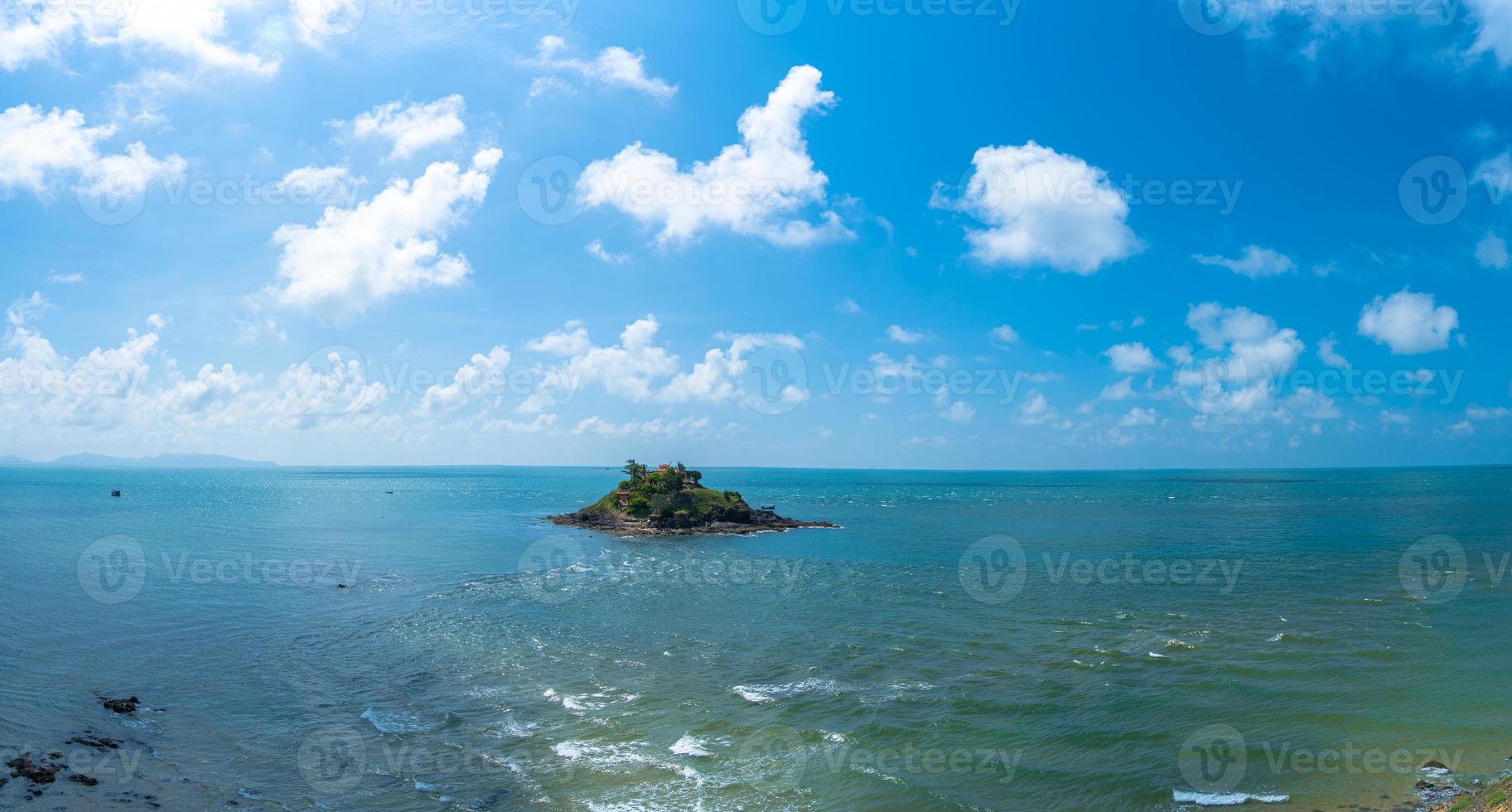 hon ba tempel vietnamesiska språket är mieu hon ba är en liten pagod på ön i staden vung tau, vietnam. människor som går i sten för att besöka templet i mitten av månaden. foto