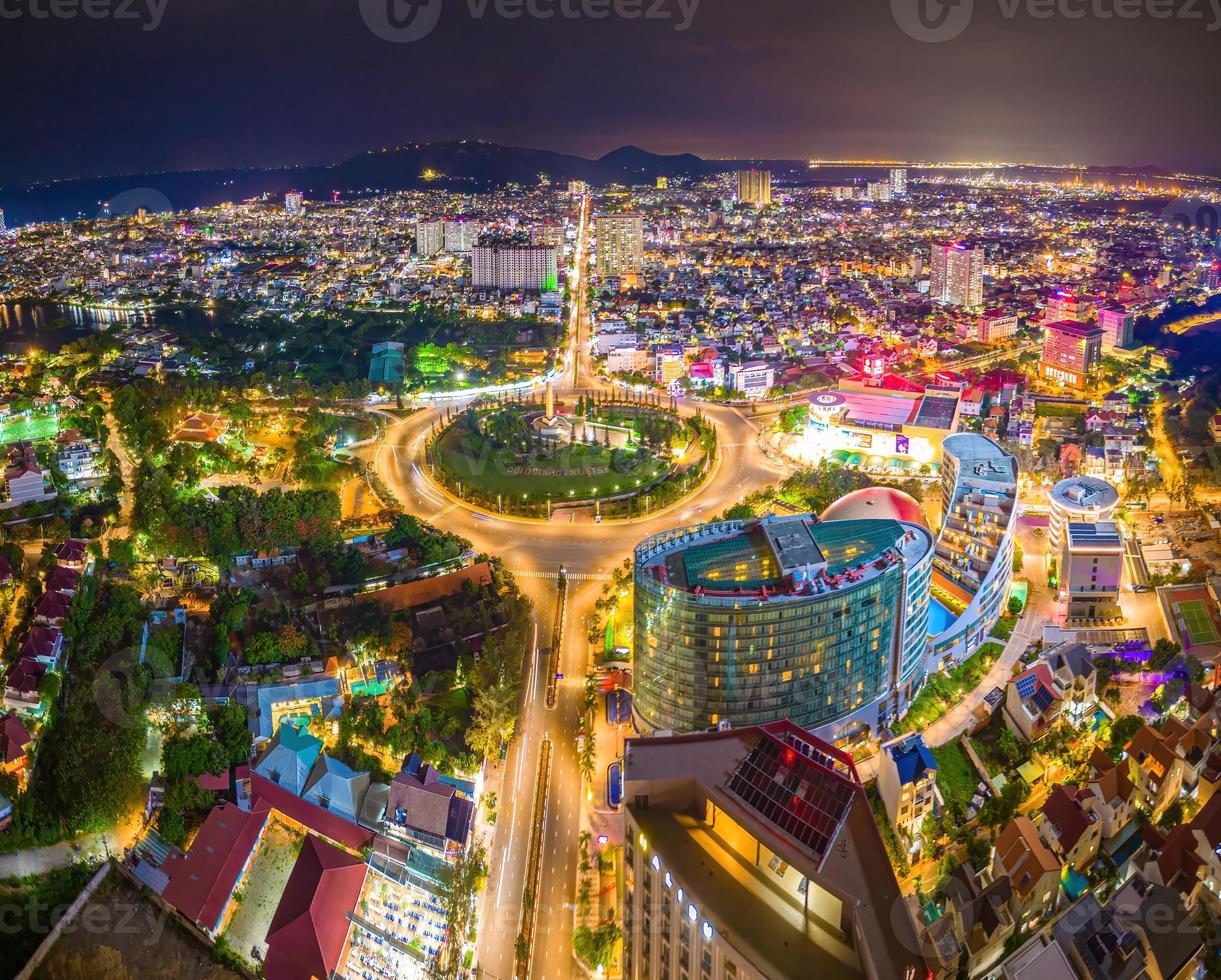 panoramautsikt över kustnära vung tau från ovan, med trafikrondell, hus, vietnamkrigsminnesmärke i vietnam. långexponeringsfotografering på natten. foto