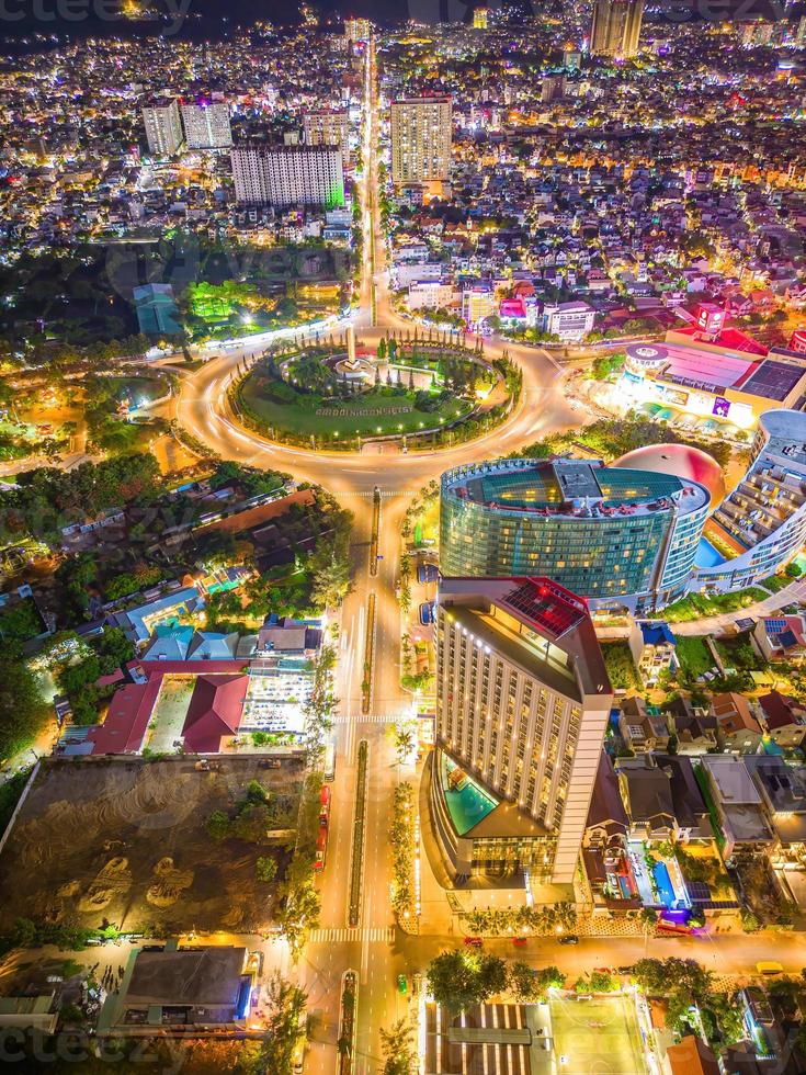 panoramautsikt över kustnära vung tau från ovan, med trafikrondell, hus, vietnamkrigsminnesmärke i vietnam. långexponeringsfotografering på natten. foto