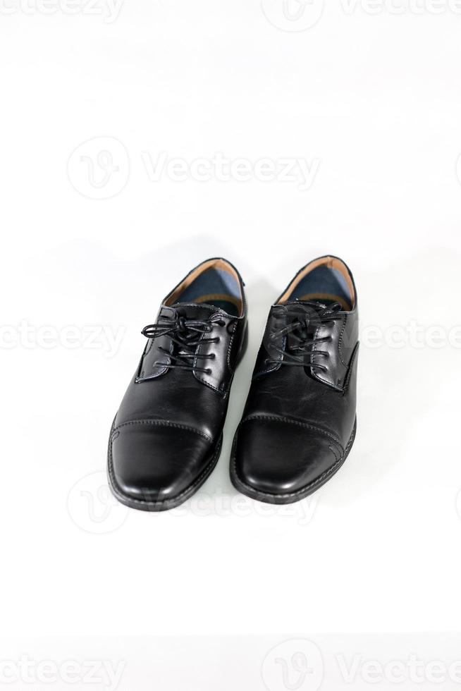 lyxig man läder svart sko på den vita isoleringen backtground. foto