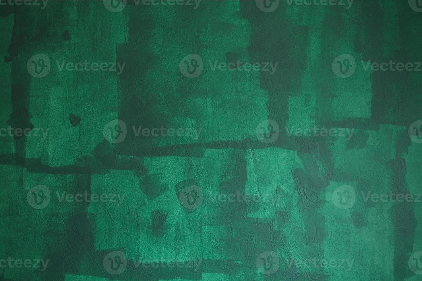oavslutad målad vägg med grön färg, hemreparationer. struktur som visar spår av målarrulle. foto