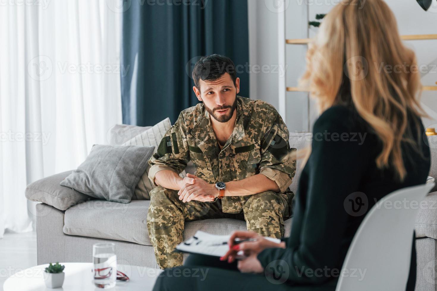 soldat har terapisession med psykolog inomhus foto