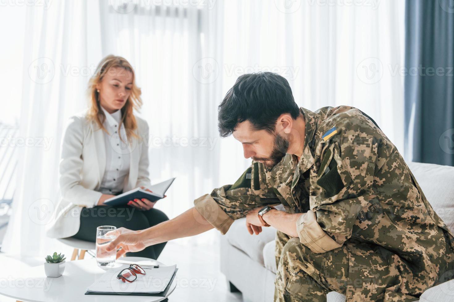 återhämtningsprocessen. soldat har terapisession med psykolog inomhus foto