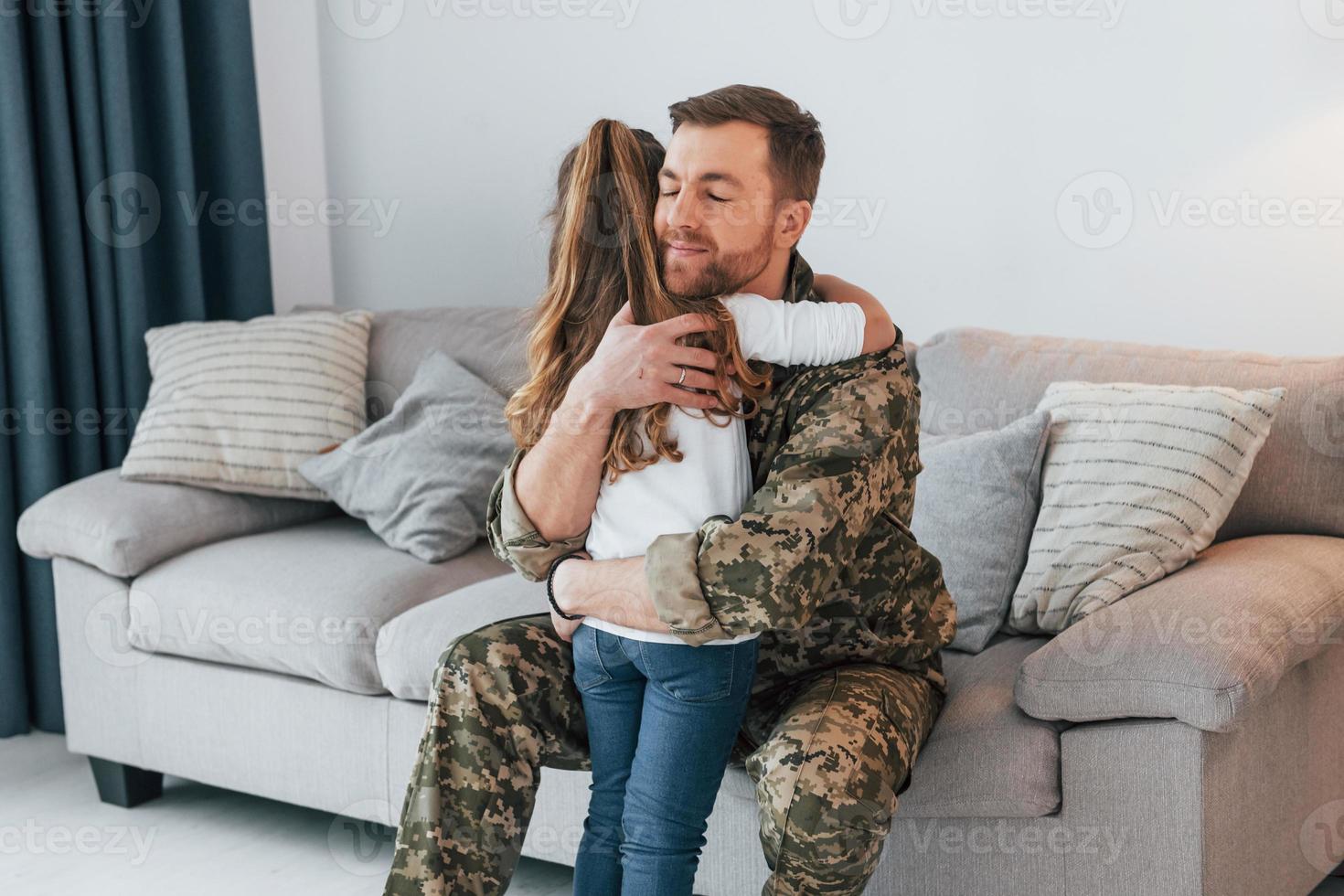 saknade dig. soldat i uniform är hemma med sin lilla dotter foto