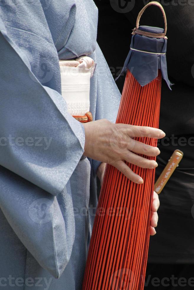 kvinna i kimono som håller ett japanskt paraply foto