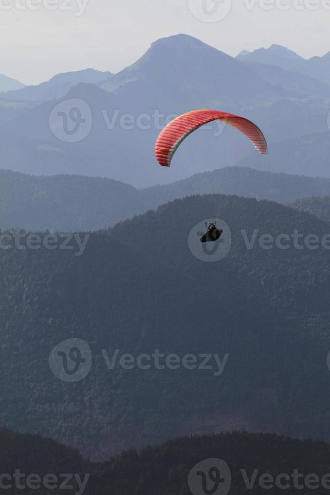 paraglider framför en bergskedja panorama i alperna foto