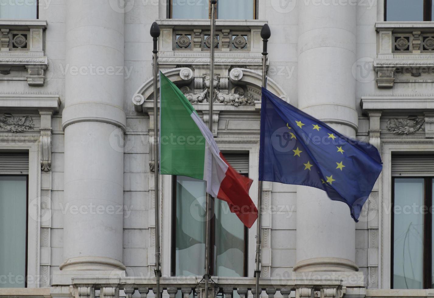 Italiens flagga och eu:s flagga i vinden i Florens, Italien foto
