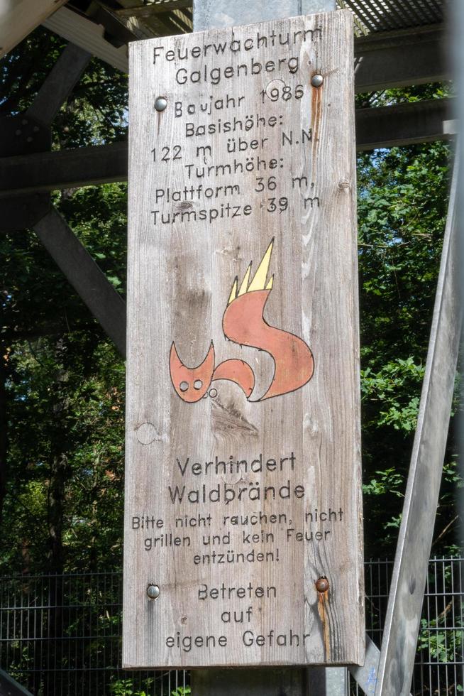 haltern, tyskland, 2022 - information för ett brandvaktstorn i skogen foto