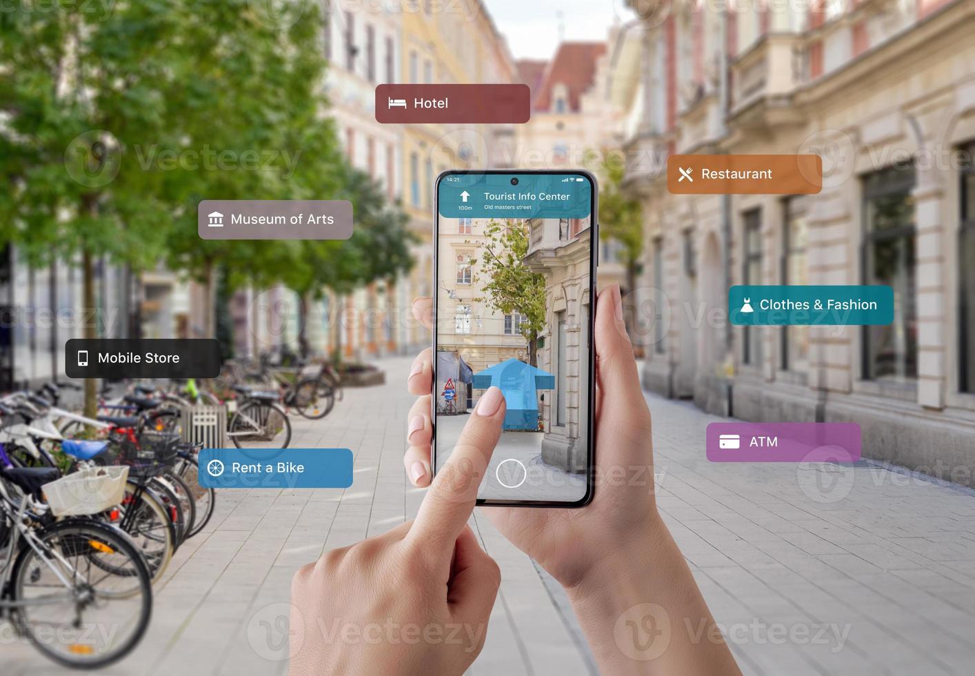 turistinformation och skyltar på smart telefon i turisthänder. konceptet att använda augmented reality-appar och teknik inom turism foto