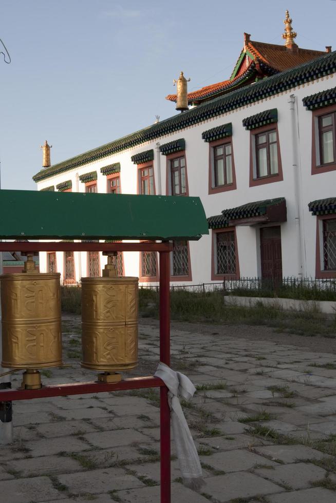 böncylindrar och vit byggnad. gandantegchinlen kloster, mongoliet foto