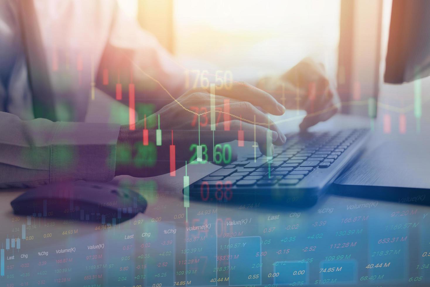 affärsman investering entreprenör handel som arbetar på datorskärm handel valuta eller börsinformation och handel graf diagram - närbild av att skriva manlig hand på tangentbord koncept foto