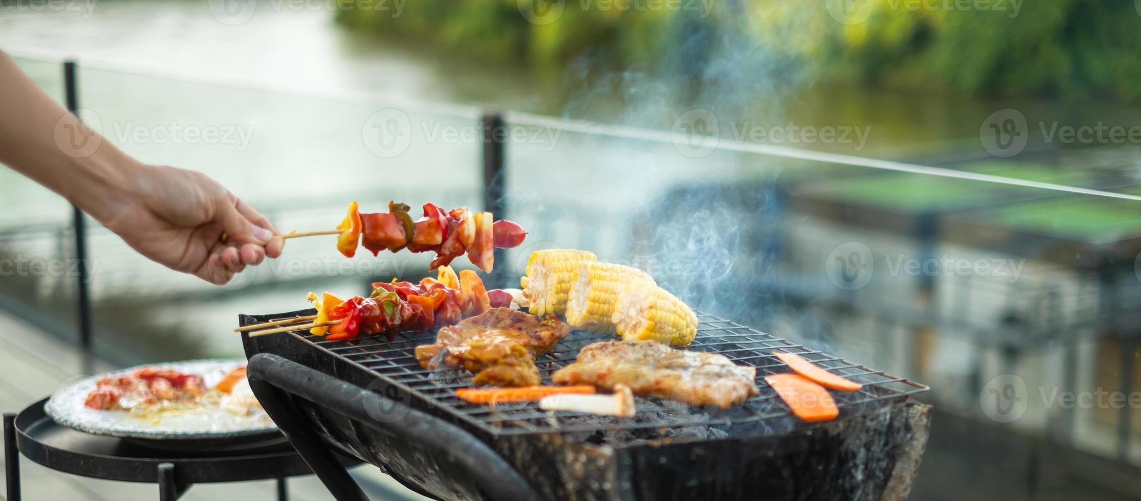 utsökt grillat kött med rök, bbq med grönsaker utomhus. grill, fest, livsstil och picknick koncept foto