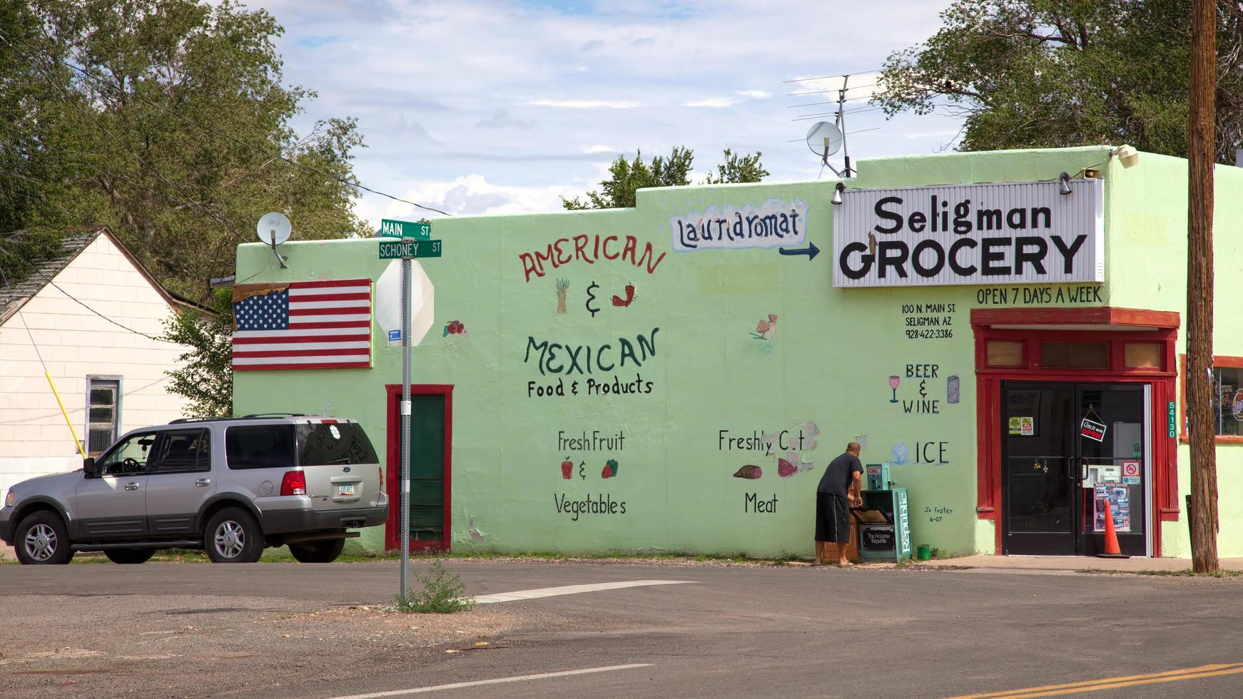 seligman, arizona, usa, 2011. livsmedelsbutik i seligman arizona foto