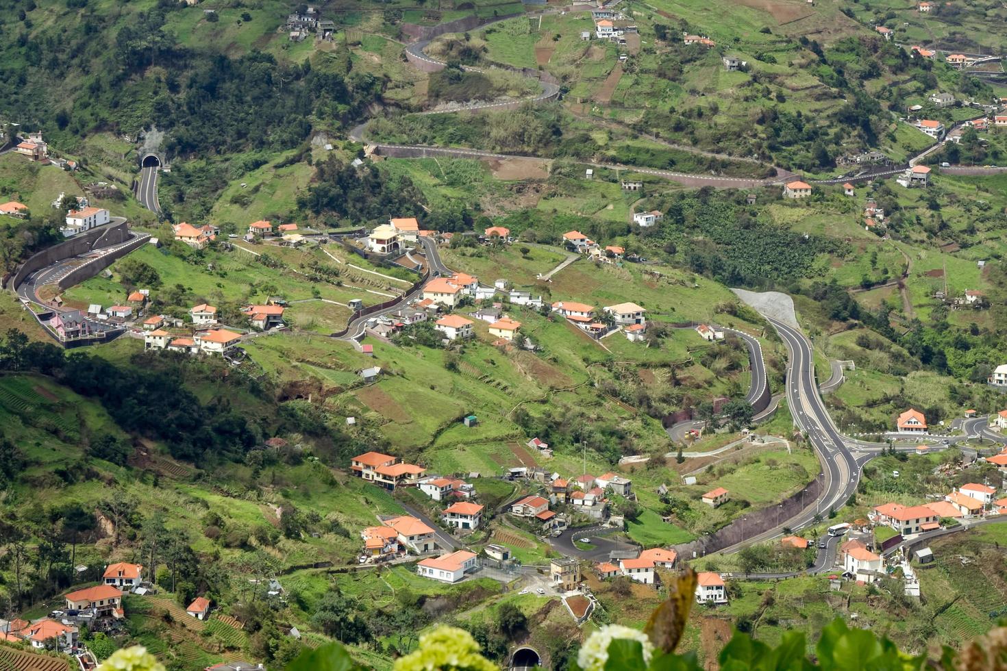 madeira, portugal, 2008. utsikt över en slingrande väg genom madeiralandskapet foto