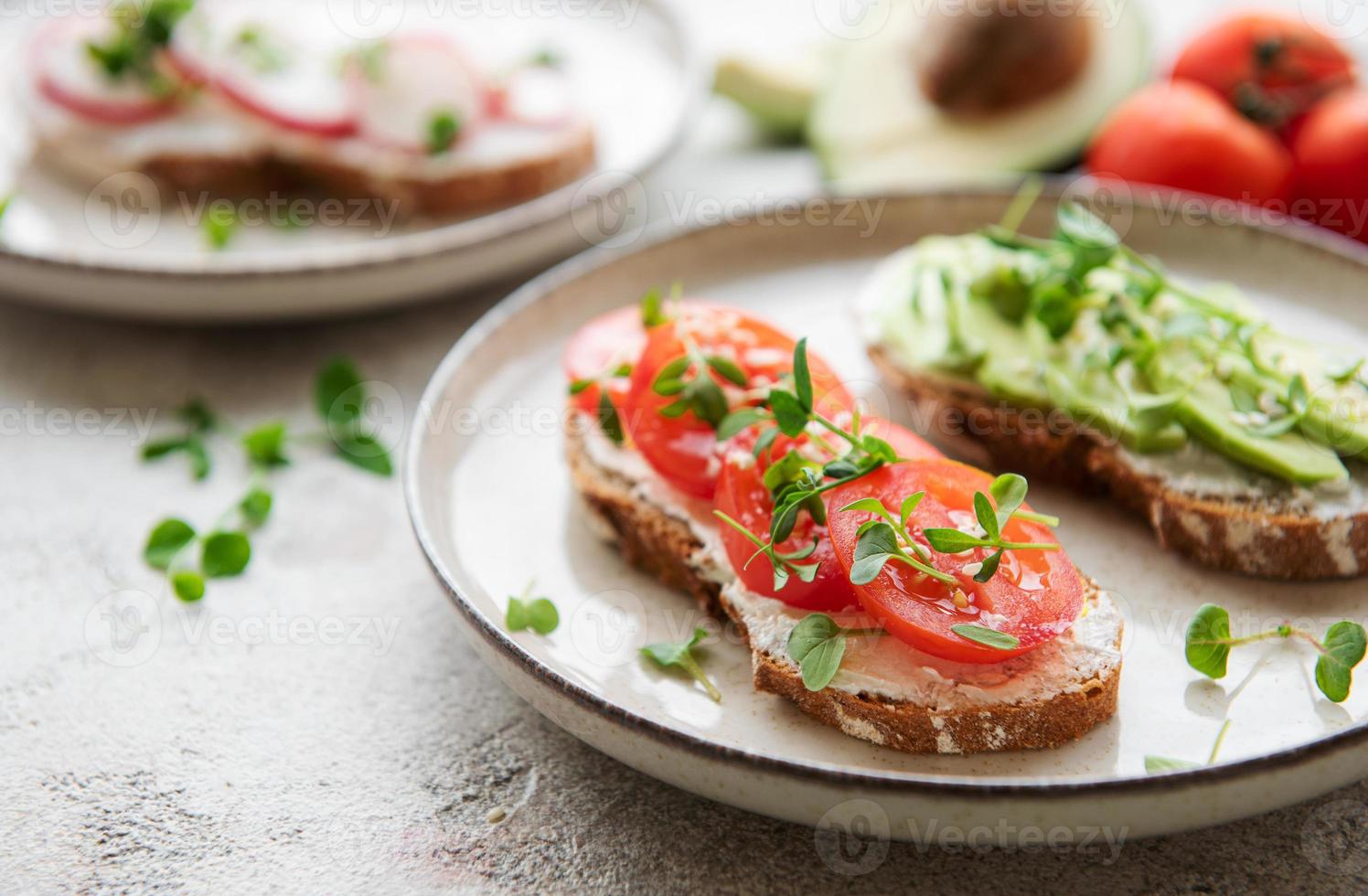 olika smörgåsar med grönsaker och mikrogröt foto