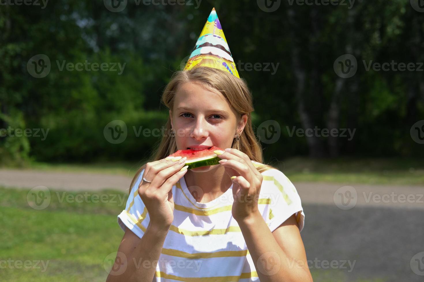 vacker tonårsflicka som äter en vattenmelon foto