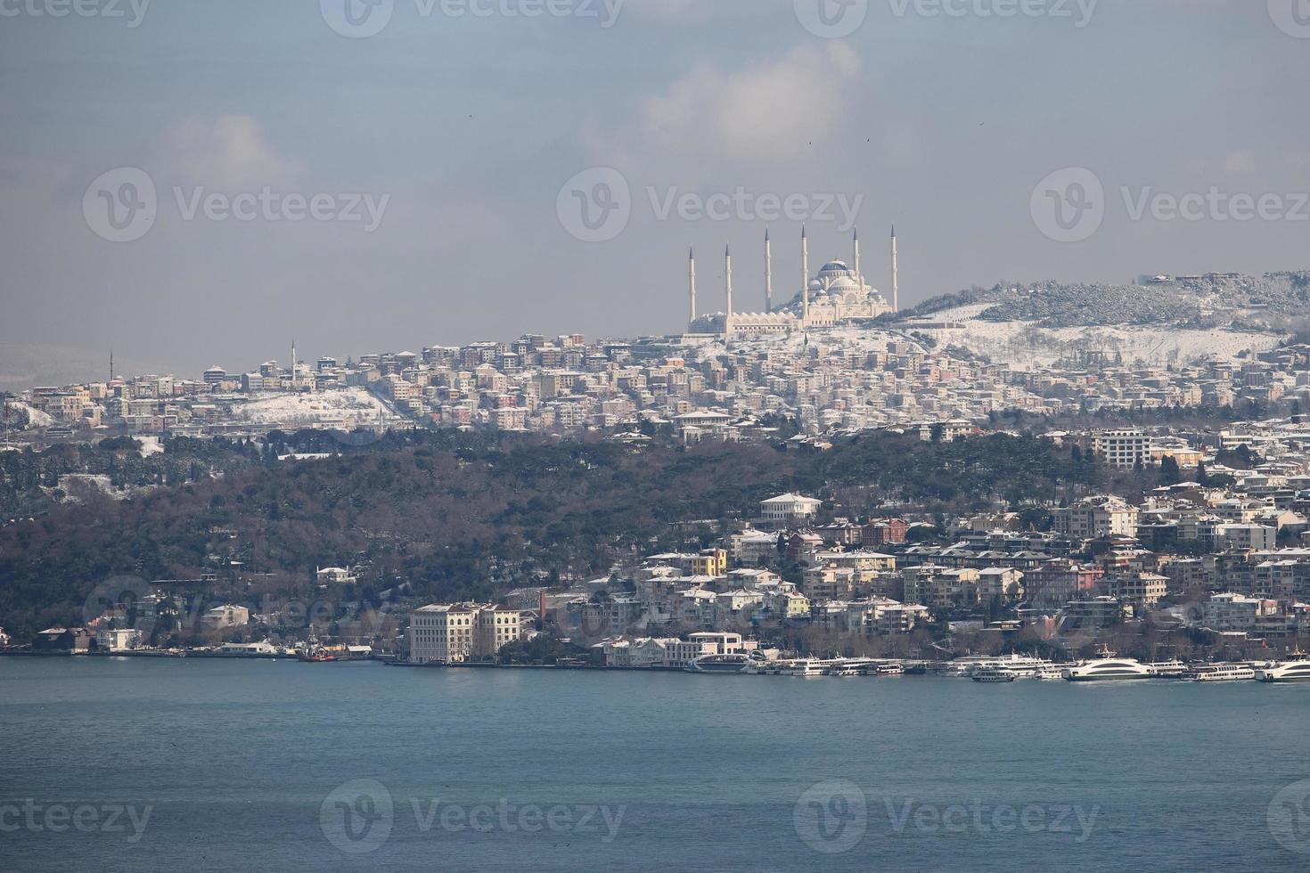 Flygfoto över istanbul stad i snöig dag foto