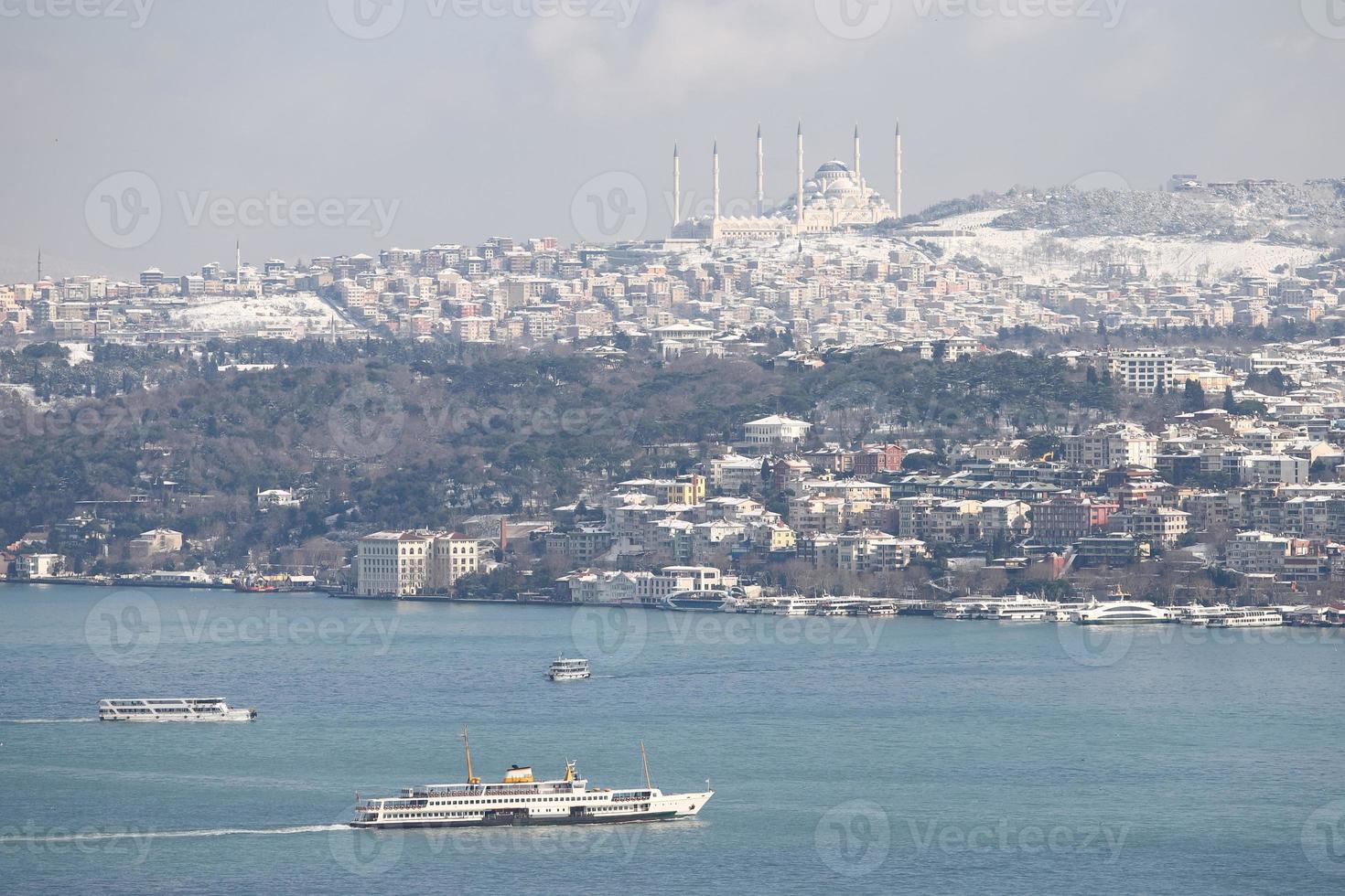 Flygfoto över istanbul stad i snöig dag foto