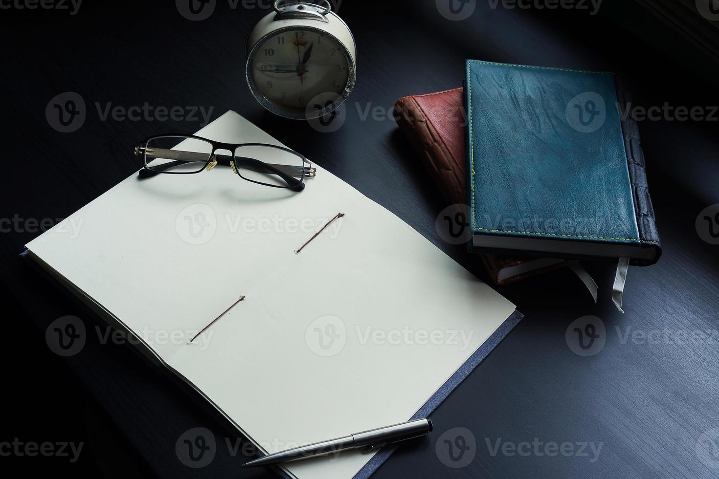 anteckningsbok på skrivbordet, tomt utrymme på anteckningsboken för att skriva in text eller bild foto