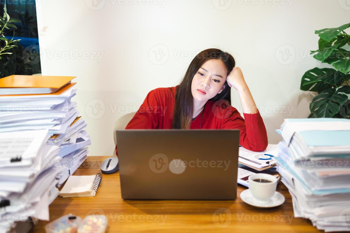 stressad av människor överarbetade koncept. kvinna gör övertid som arbetar på hemmakontoret foto