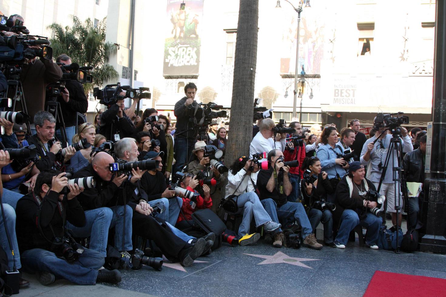 los angeles 1 feb - press på adam sandler hollywood walk of fame stjärnceremoni på w hotel den 1 februari 2011 i hollywood, ca foto
