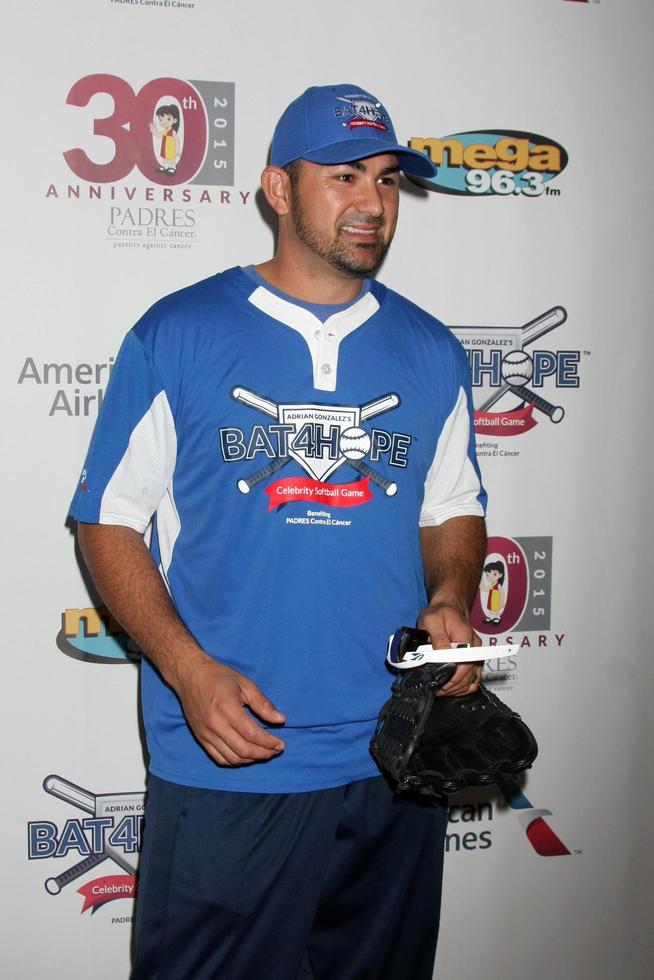 los angeles, 7 nov - adrian gonzalez på adrian gonzalezs bat 4 hope kändis softball game padres contra el cancer på dodger stadium den 7 november 2015 i los angeles, ca foto