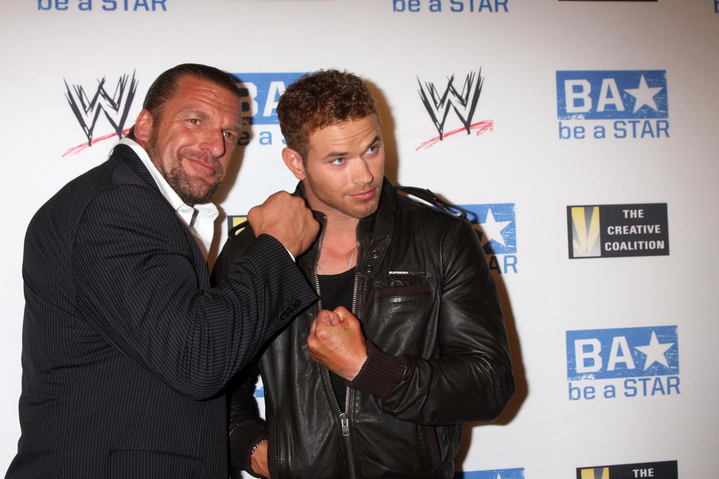 los angeles, 11 aug - triple h, kellan lutz anländer till be a star sommarevenemanget på Andaz hotel den 11 augusti 2011 i los angeles, ca. foto