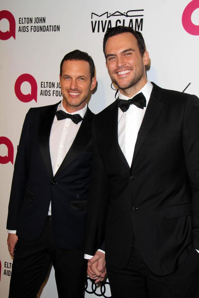 los angeles, 3 mars - cheyenne jackson, jason landau på elton john aids foundations oscar visningsfest på west hollywood park den 3 mars 2014 i west hollywood, ca. foto