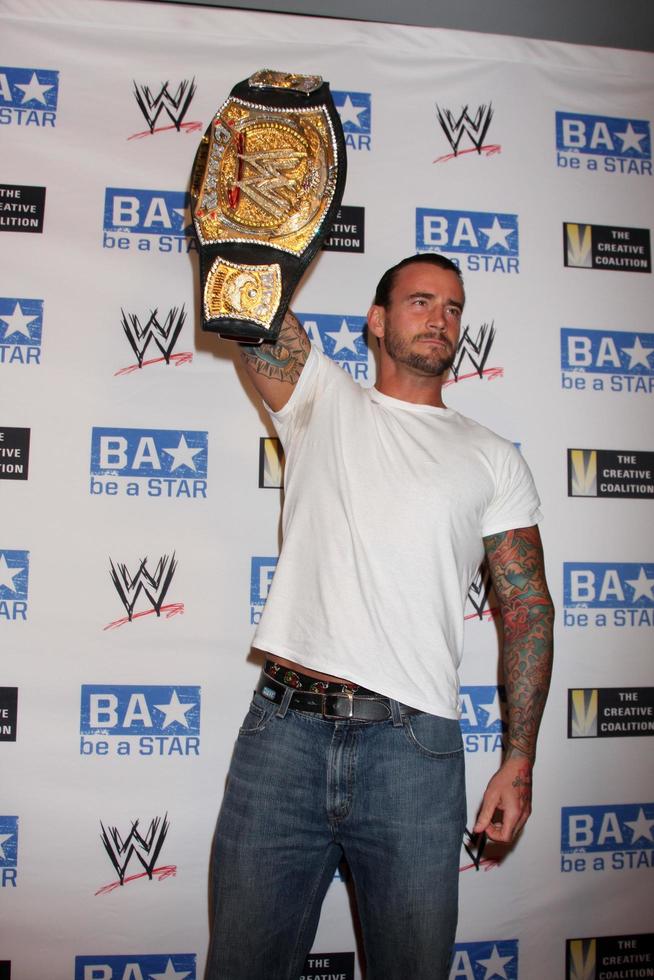 los angeles, 11 aug - phillip jack brooks aka cm punk anländer till be a star sommarevenemanget på andaz hotel den 11 augusti 2011 i los angeles, ca. foto