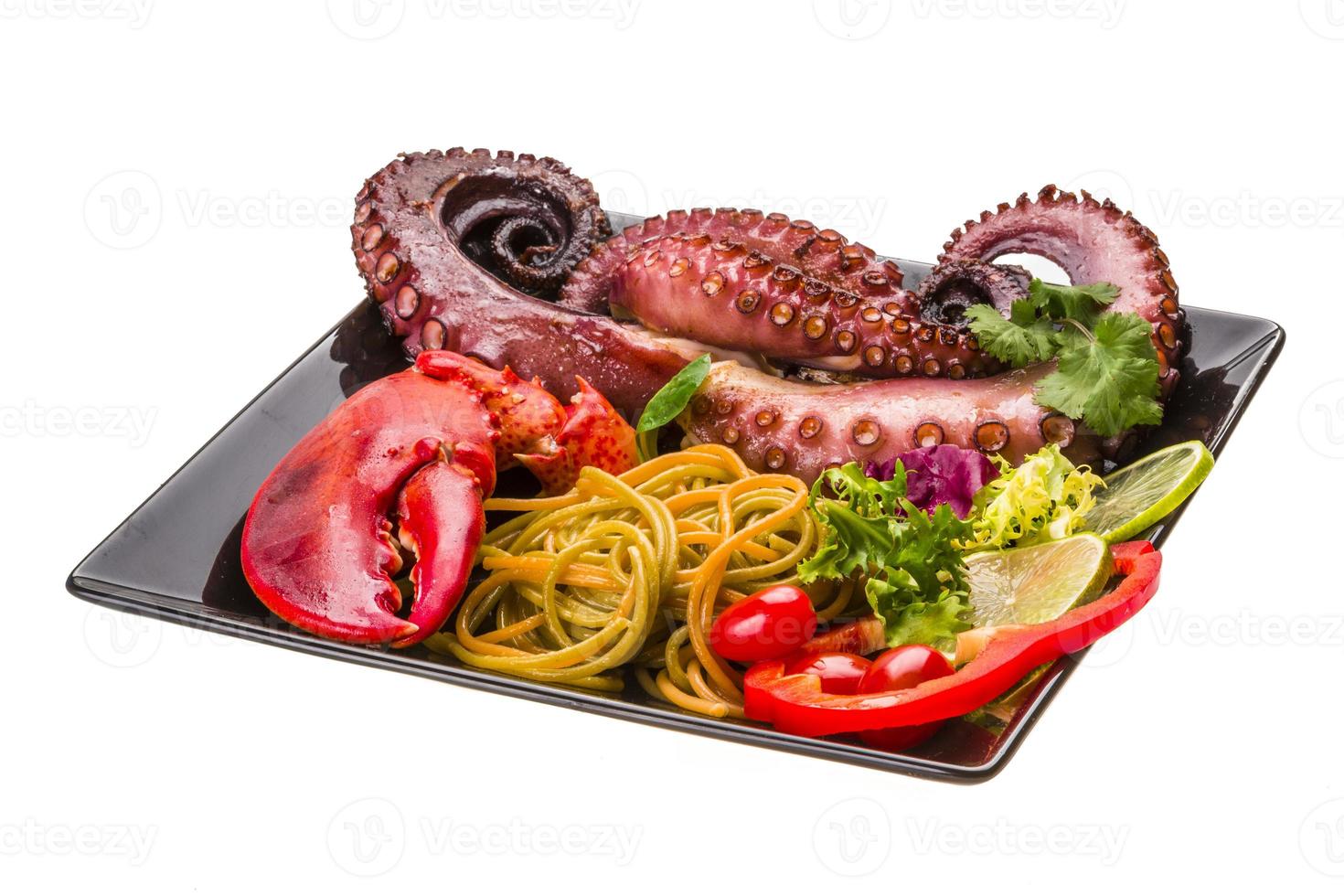 skaldjurspasta med bläckfisk och hummerben foto