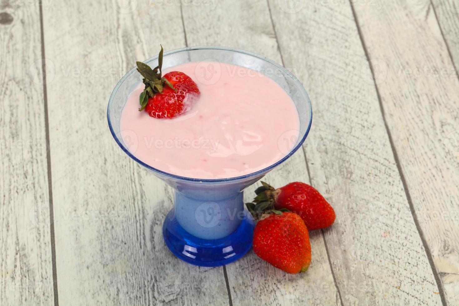 yoghurt med jordgubbar i skålen foto