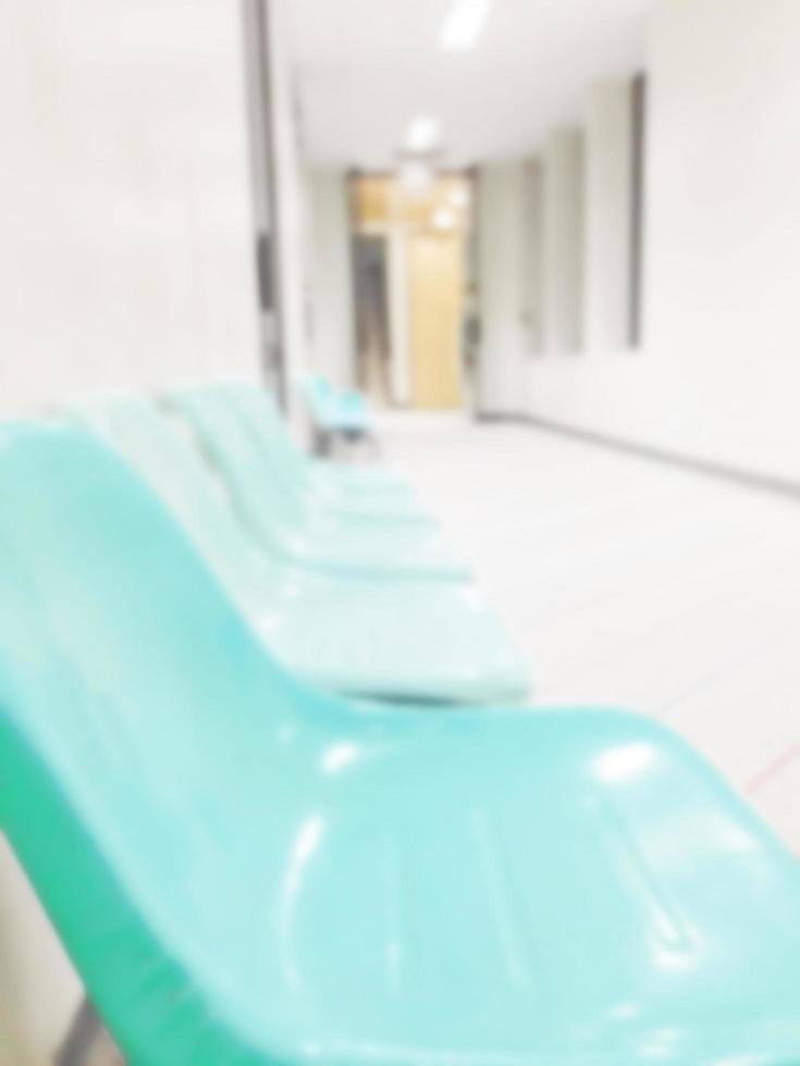 oskärpa av tom stolsrad i en sjukhuskorridor foto