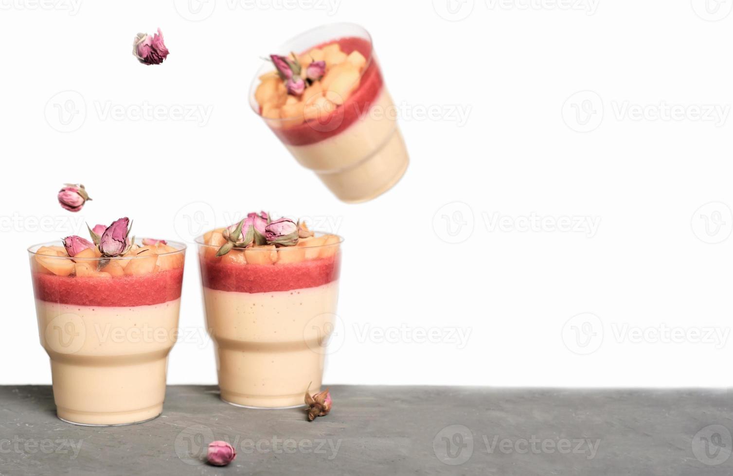svävande mat. äppelmousse med jordgubbsfyllning och äppelskivor dekorerade med rosenknoppar. höstens tröstmat. ta bort desserter. foto
