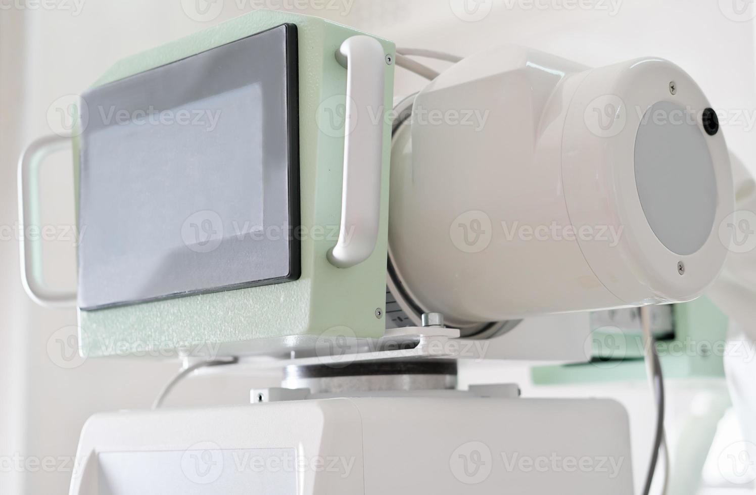 röntgenapparat på en klinik röntgenavdelning. modern diagnostik på ett sjukhus foto