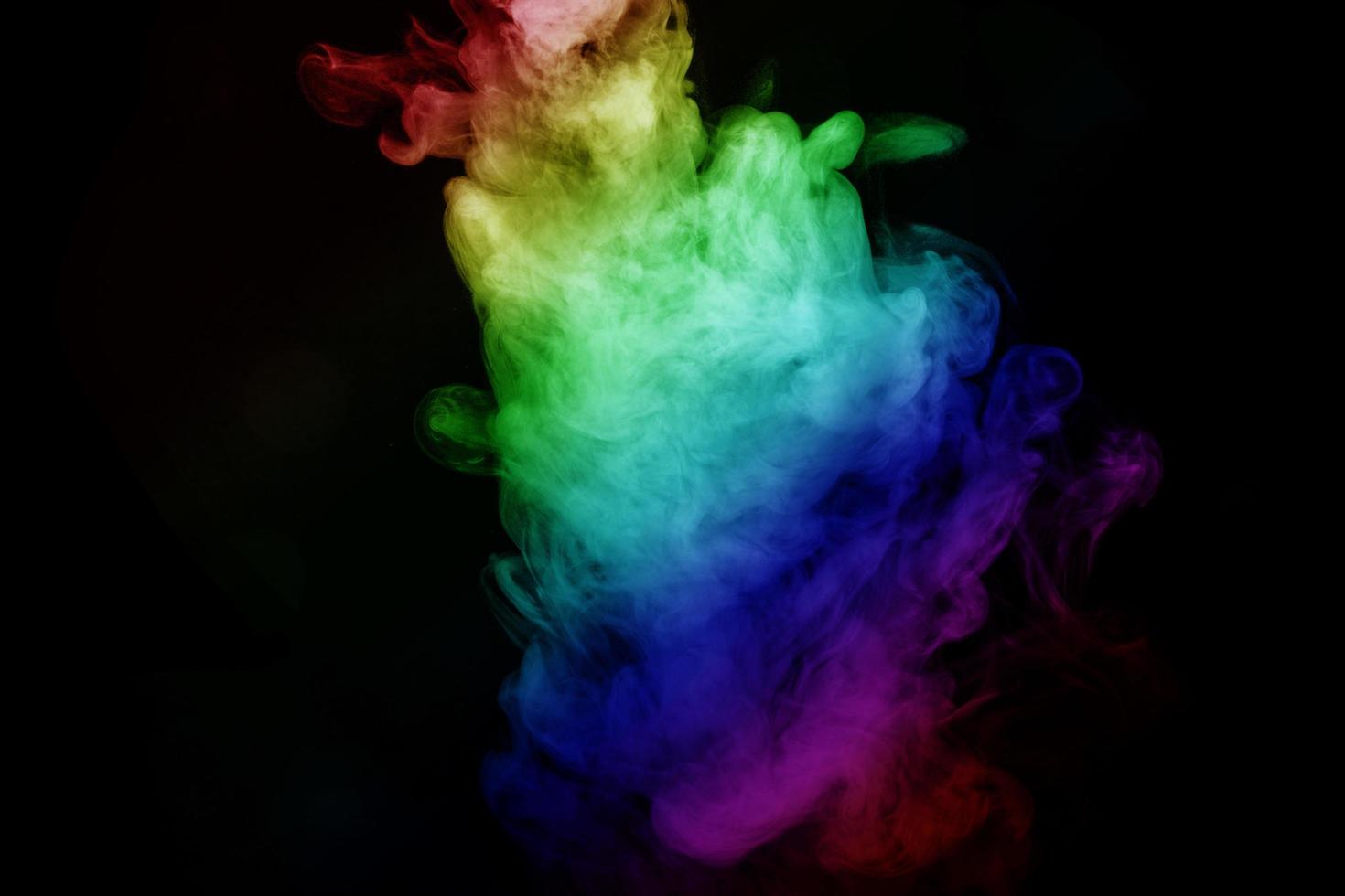 abstrakt rök isolerad på svart bakgrund, regnbågspulver foto