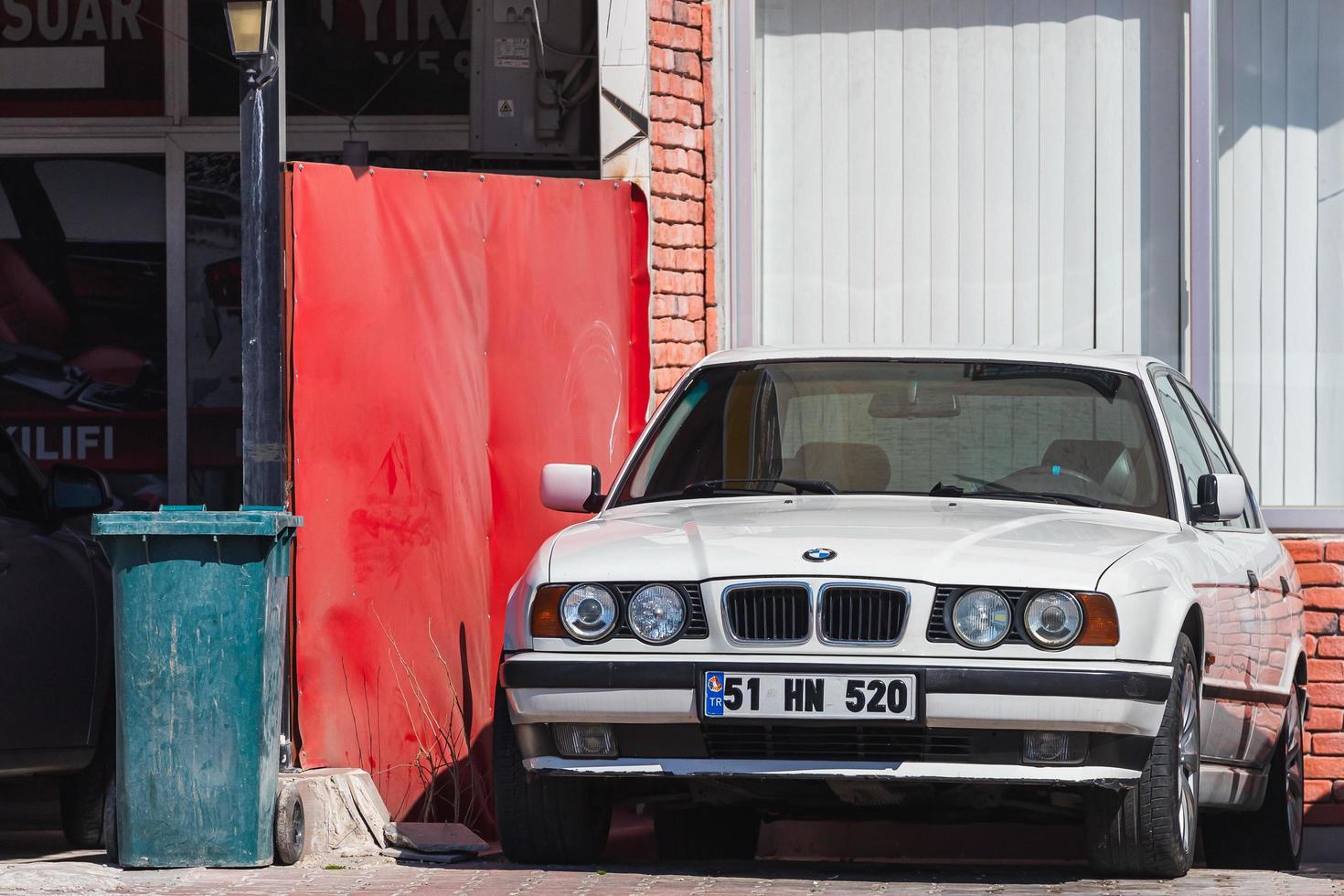 antalya turkiet mars 04 2022 vit bmw 5-serien är parkerad på gatan en varm höstdag foto