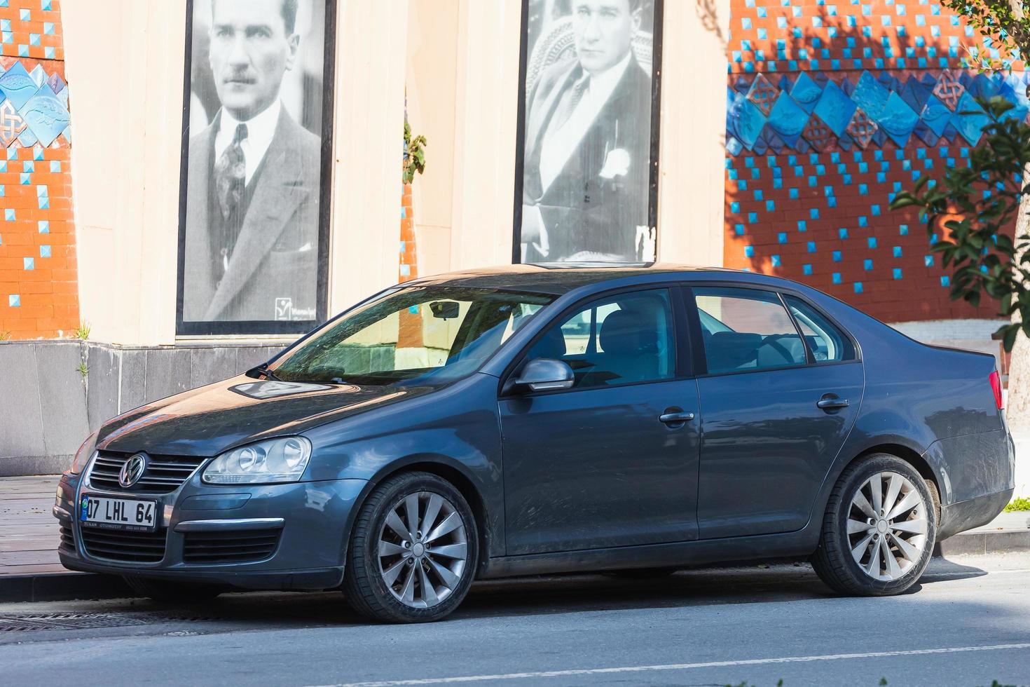 sida kalkon mars 05 2022 blå volkswagen jetta är parkerad på gatan en varm sommardag foto